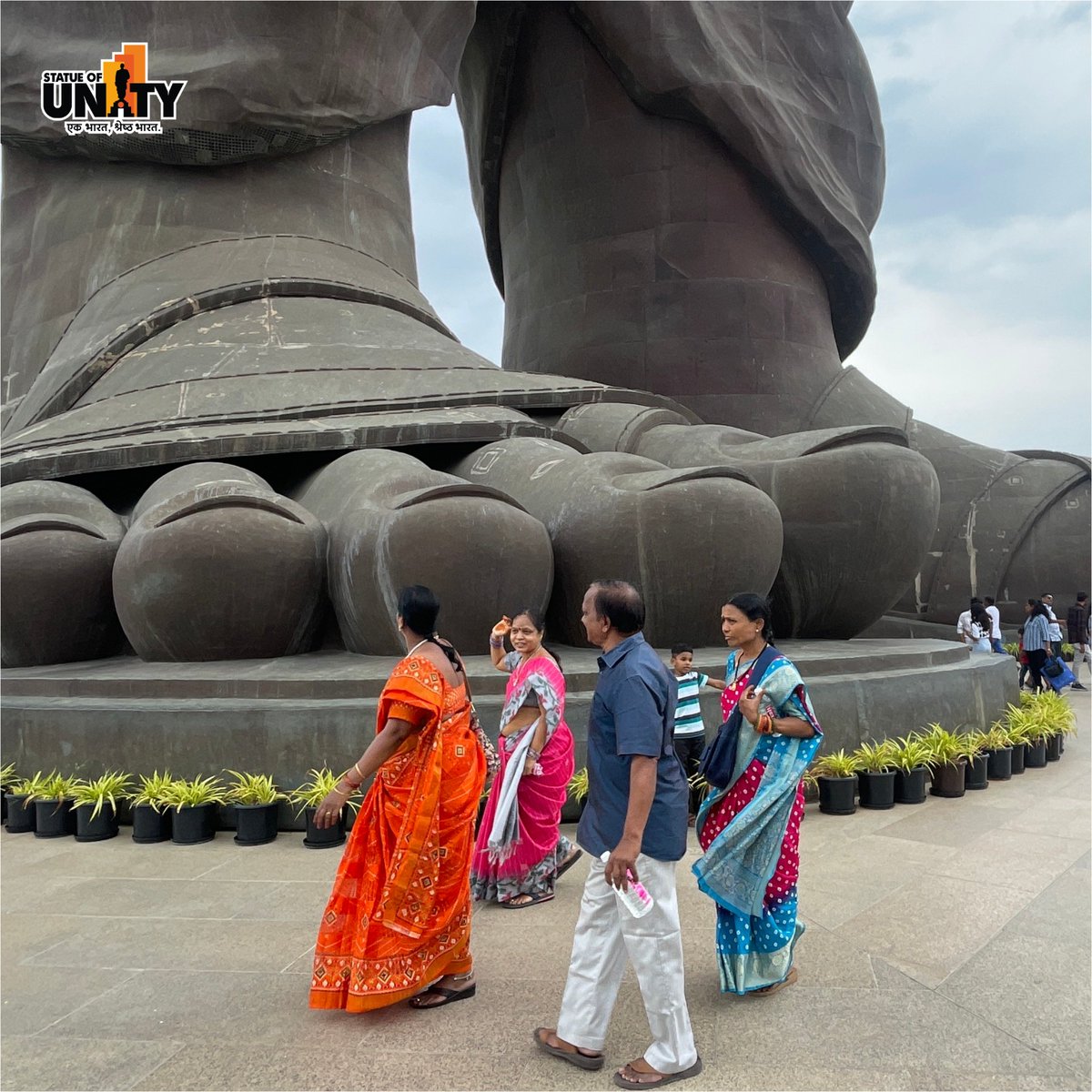 Stand in awe at the feet of the World’s Tallest Statue, the #StatueOfUnity!! 

Plan your trip to #EktaNagar today and experience the spirit of unity that binds our nation together

#ExploreGujarat #UnityInDiversity #IndiaUnity #GujaratTourism #IncredibleIndia