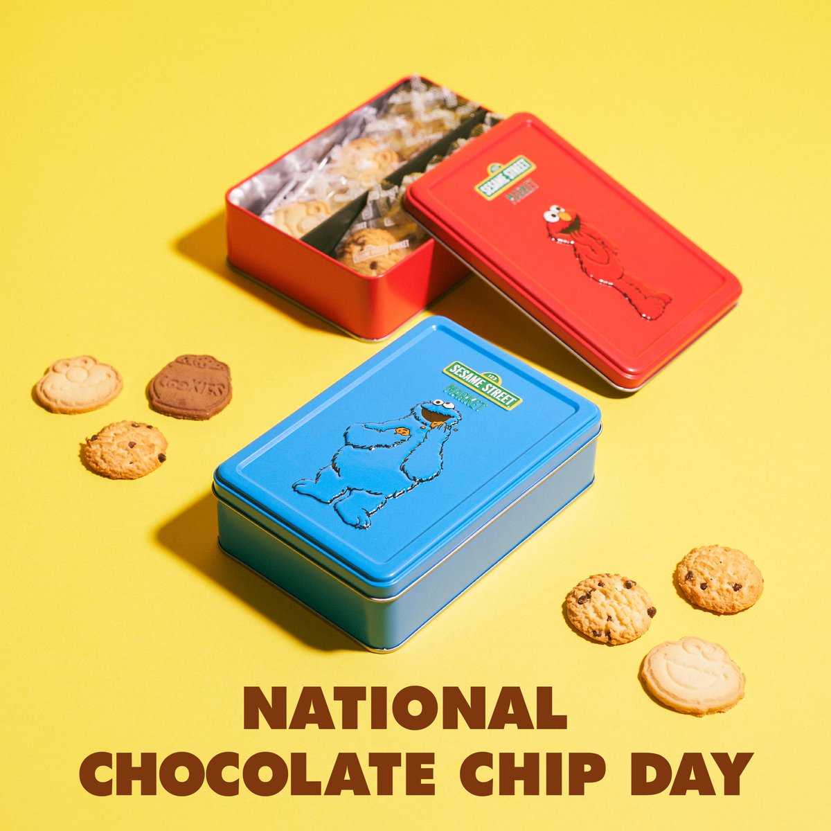 National Chocolate Chip Day🍪 今日はアメリカの #チョコレートチップクッキーデー 店内でも一際目立つカラーでトレードマークのようなエルモとクッキーモンスターのクッキー缶には、チョコチップクッキーが入っています🍪 今日はおやつにチョコチップクッキーがおすすめ✨