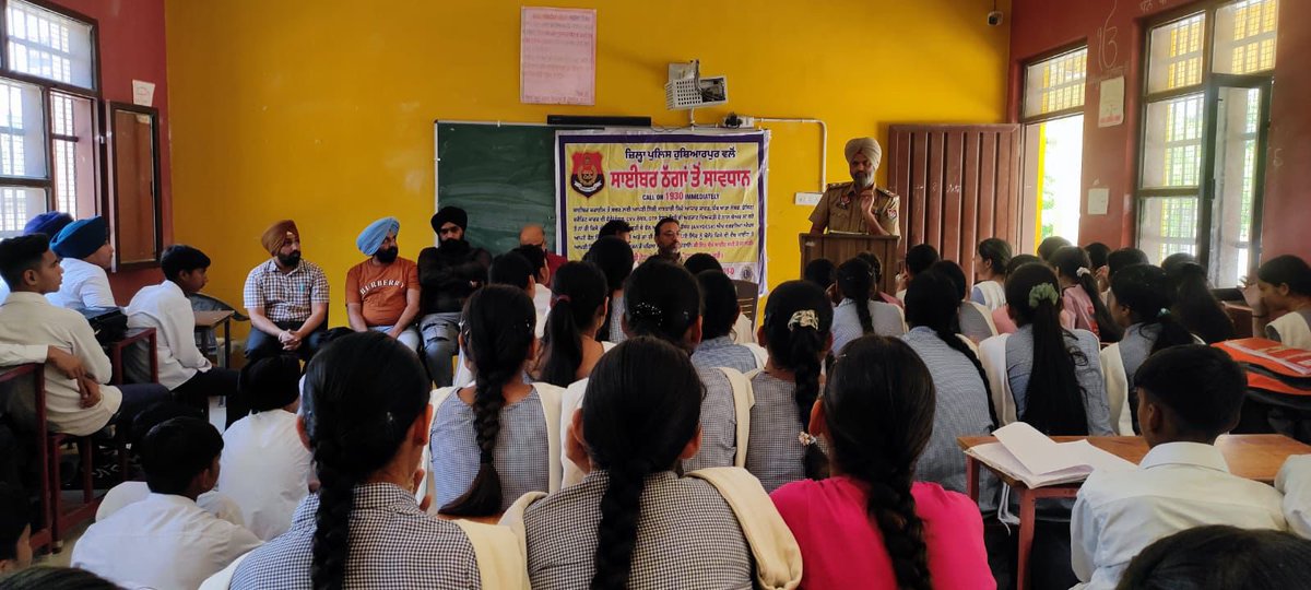Hoshiarpur Police organized an awareness seminar at Government School Pathial, Hoshiarpur, where students were given important information about cybercrime. The children thanked the Hoshiarpur Police for this initiative. 
 
#BeCyberSmart #SayNoToDrugs
