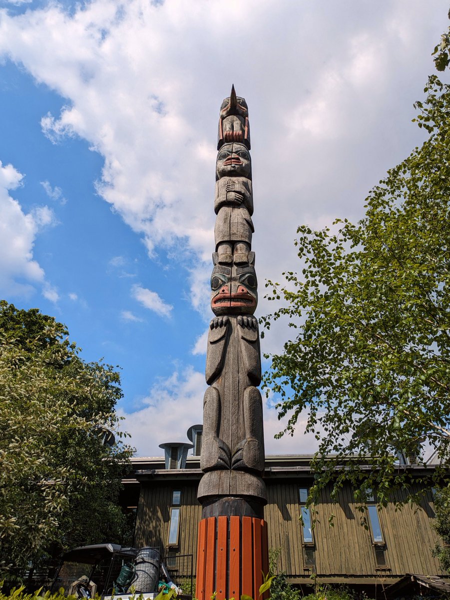 For #woodensday from the depths of wildest Sarf Lahndan, a fine carved monumental Totem pole outside the Horniman Museum 😁