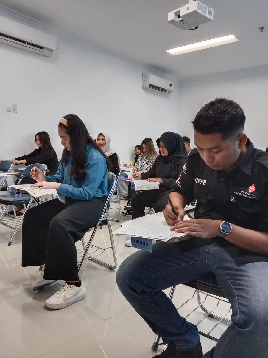 astinsoekanto's tweet image. Memperhatikan polah tingkah mahasiswa yg lagi ujian tuh kadang bikin geli sndiri yakan? Klo sambil ngeliat langit atau ubin, kan udah biasa. Tapi ini ada yg sambil cabutin rambut,ada jg yg sambil betulin bulu mata 😭 

#duniakampus #midtest #cuitanastin