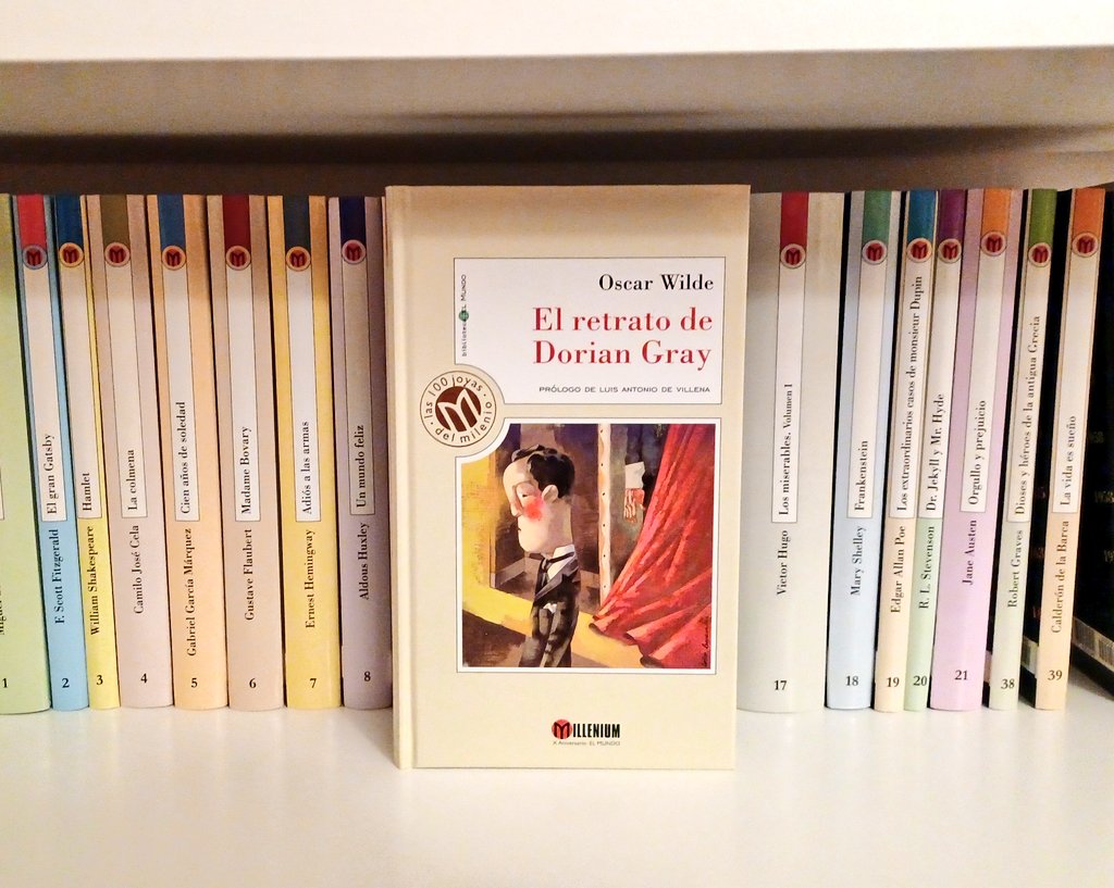 LibrosVintage's tweet photo. «En el centro de la pieza, sobre un caballete recto, descansaba el retrato (...) de un joven de extraordinaria belleza»
El 15 de mayo de 1999 Oscar Wilde ocultaba 'El retrato de Dorian Gray' entre #Las100JoyasdelMilenio
Col. #Millenium n° 10
Cubierta #ToñoBenavides
#Hace25años https://t.co/Dj13qQYGqe