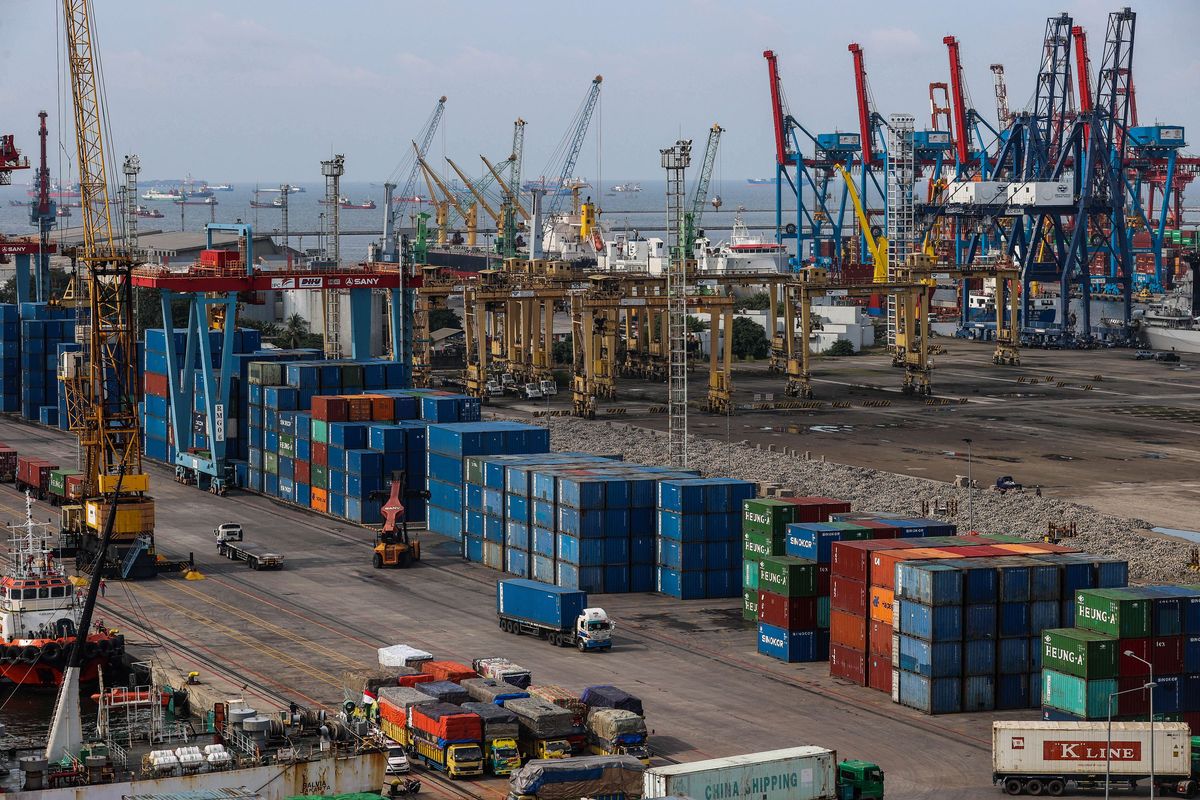 BPS mencatat neraca perdagangan barang Indonesia kembali mencatat surplus sebesar US$3,56 miliar pada April 2024 ini. Meski neraca dagang April ini surplus, namun turun baik secara bulanan maupun dibandingkan periode yang sama tahun sebelumnya. #SmartNews @kompascom