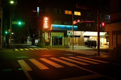 Christian Chen ©️ Unsplash |  #photography #streetphotography #urbanphotography #nightphotography #streetlight