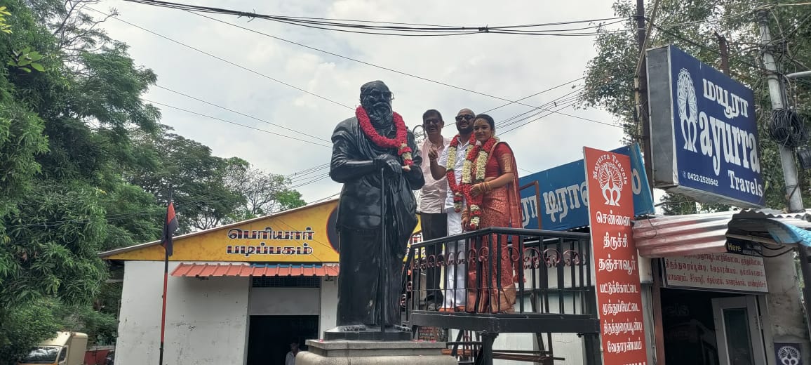 கோவை பெரியார் படிப்பகத்தில் இந்து மதத்தைச் சார்ந்த மணமகன் ஸ்ரீராம் அவர்களுக்கும் ஜெயின் மதத்தைச் சார்ந்த மணமகள் இஷா அவர்களுக்கும் 14.05.2024 அன்று மத மறுப்பு திருமணம் நடைபெற்றது. மணமக்கள் தந்தை பெரியார் சிலைக்கு மாலை அணிவித்தனர்.