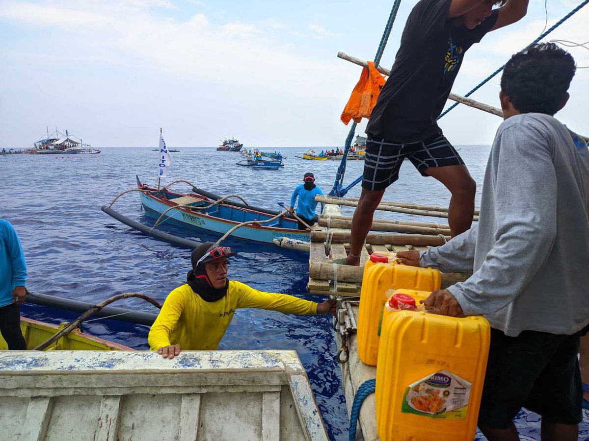LOOK: Atin Ito volunteers distribute supplies like fuel and food packs to Filipino fishermen in our EEZ at the West Philippine Sea on Wednesday, May 15. 

📷: Atin Ito Coalition