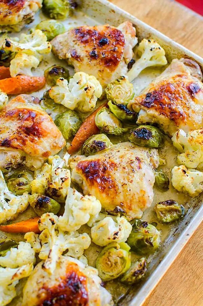 Chicken thigh recipe that’s fuss-free! Simply roast chicken thighs, Brussels sprouts, cauliflower and carrots in a flavorful marinade. RECIPE: buff.ly/2sNXMIB #cooking #chicken