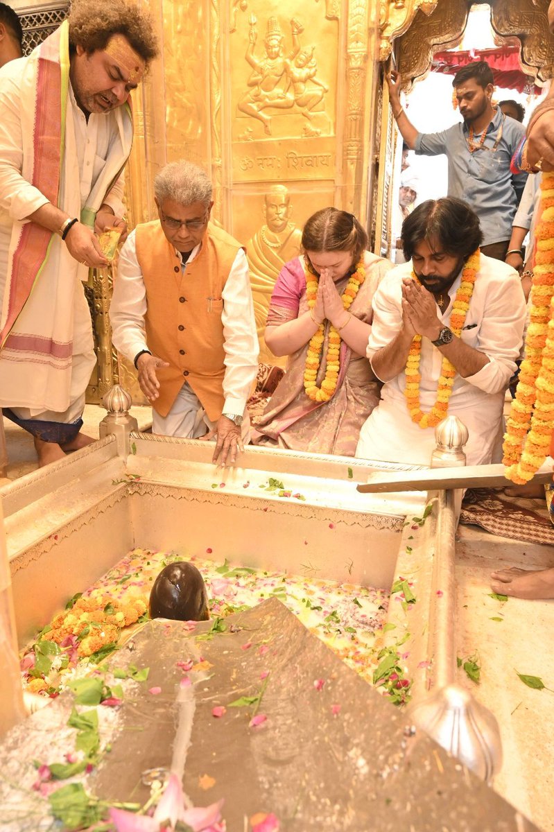 BIG NEWS 🚨 Pawan Kalyan prays at Kashi Vishwanath temple with his wife. Pawan Kalyan said he is 100% sure that NDA will clean sweep & form Govt in both Delhi and Andhra Pradesh. 'PM Modi is like a guru for me. I have immense respect and admiration for the Prime Minister. I