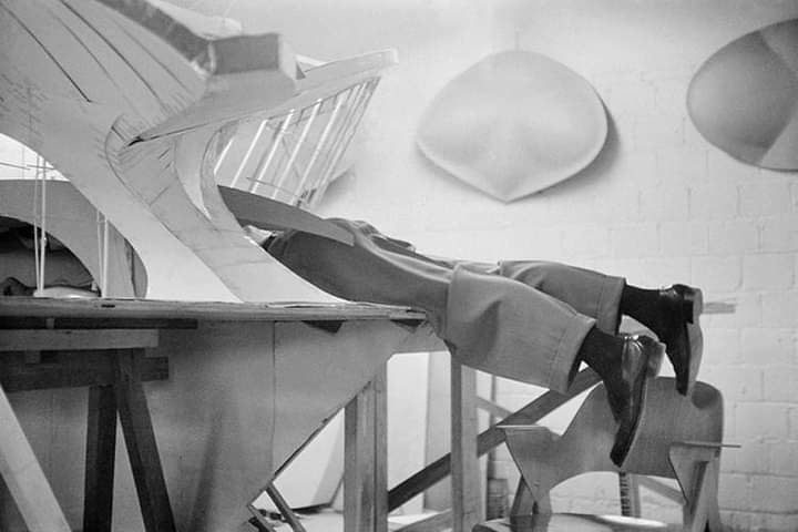 Eero Saarinen lying head first in the TWA model that was constructed inside the Saarinen office, ca. 1956.
#architecture #arquitectura #ARCHITECTURALMODEL #model #maqueta #EeroSaarinen #Saarinen #TWA
