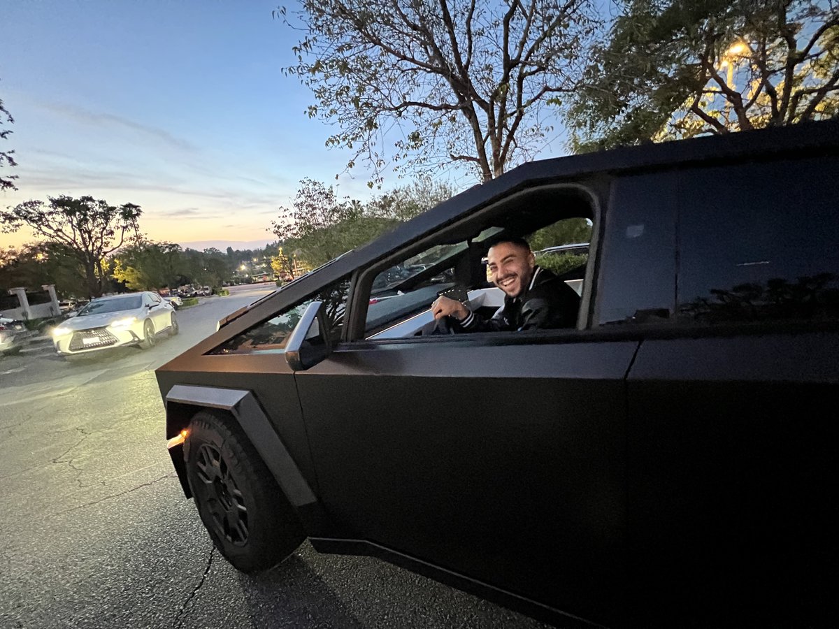 Gfilche's tweet image. legendary LA scheme dinner 🍣🌴 @MrGoldBro 

@aliniikk building @micro1_ai. one of fastest growing startups in the world right now. changing how software is created. fired up to be an investor ⚡️@HyperGuap. also loving the @cybertruck 📐