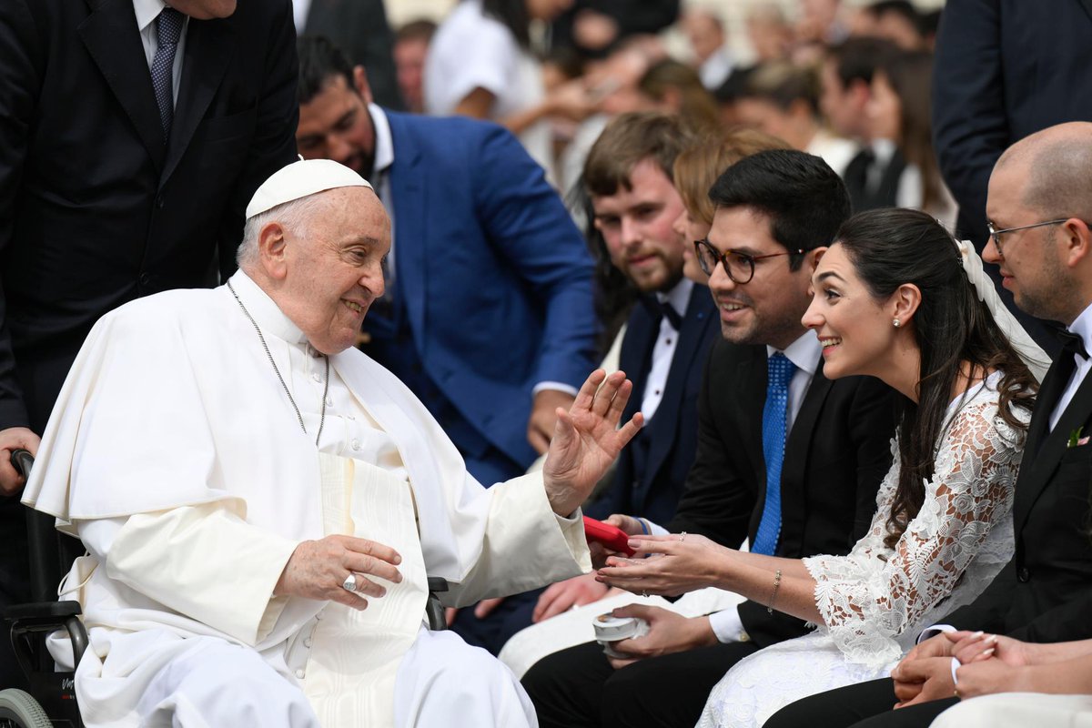 Sigue dentro de unos insrtantes la Catequesis del Papa Francisco desde la Plaza de San Pedro. #16deMayo #Catequesis #PapaFrancisco #AudicenciaGeneral #caridad