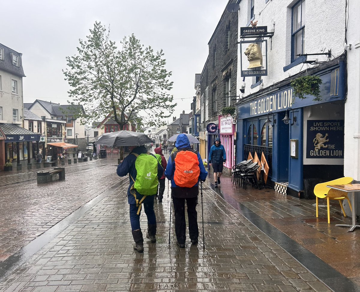 I’ve Always been a little confused by this why buy a realy expensive waterproof jacket only to use a £10 brolly ☂️ or are they scared of getting it wet 🤣🤣