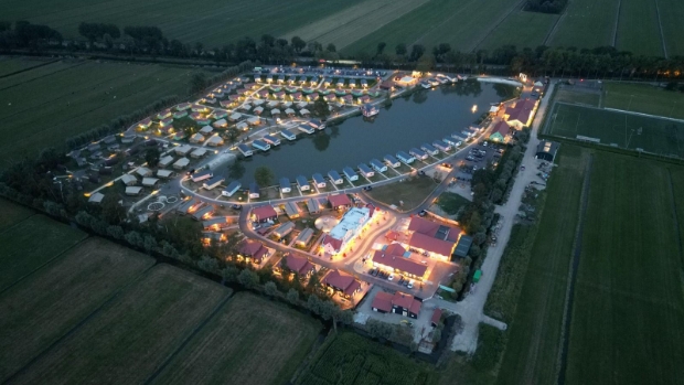 Van Hoorne Studios kondigt aan schade Familie Resort Molenwaard door windturbines te verhalen op gemeente Molenlanden -  hetkontakt.nl/alblasserwaard…