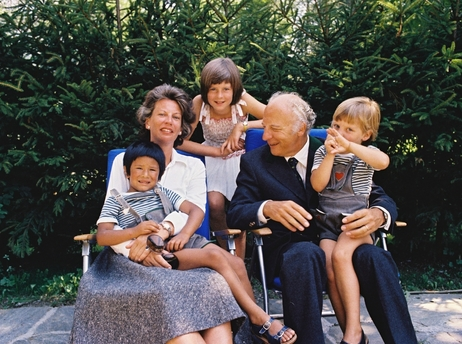 Heute vor 50 Jahren wurde Walter Scheel zum Bundespräsident gewählt. Mit den Scheels zog erstmals eine Familie mit kleinen Kindern in die Villa Hammerschmidt. Und die neue First Lady Mildred Scheel führte umgehend neue Regeln ein.