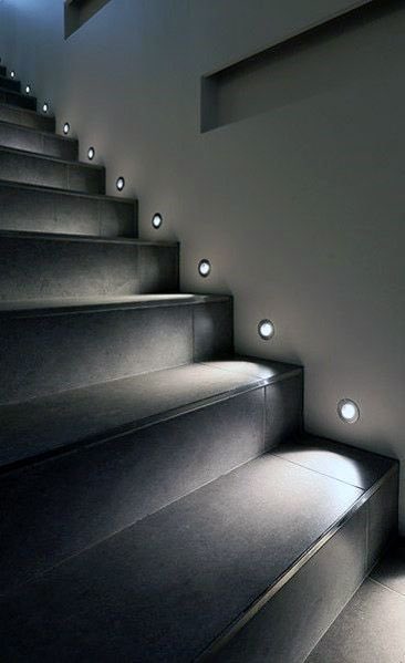 ✨إضاءات الدرج لها أشكال متعددة:
1- الإضاءة الجانبية تحتاج إلى تأسيس وقت البناء في حال لم يؤسس لها راح تضطر إلى التكسير 
2-الإضاءة الشريطية ( الخطية) وتستخدم في أغلب التصاميم الداخلية
#صباح__الخيرِ #تصميم_معماري #تصميم_ديكور #تصميم_داخلي