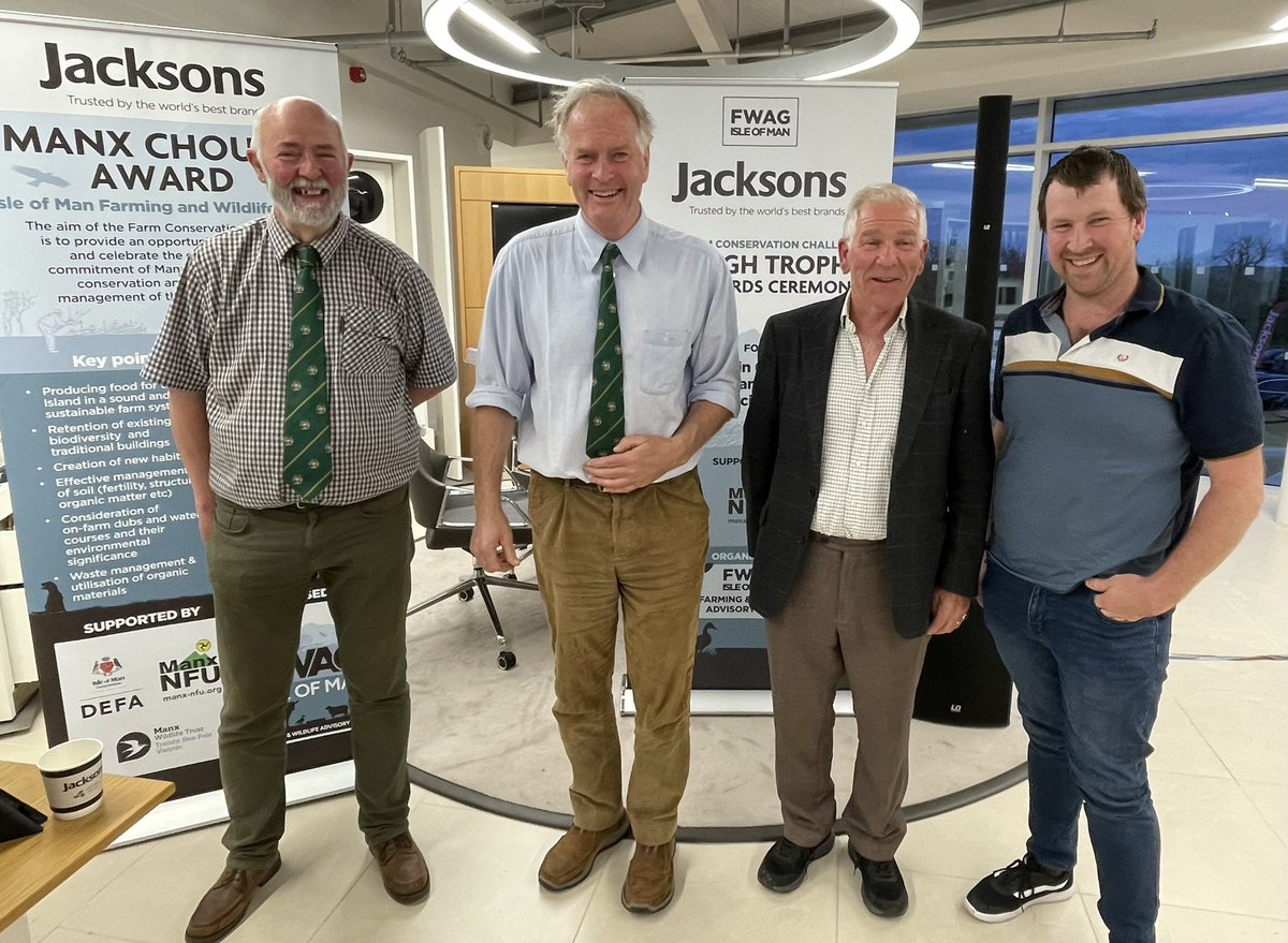 An enjoyable and insightful talk last night at @JacksonsIOM - 'Balancing commercial food production with support for wildlife and biodiversity' by @FWAGAssoc UK Silver Lapwing Judges - Chris Butler & Martin Hole. Great to have them in the Island #agrienvironment 🇮🇲🐝🌱👩🏼‍🌾