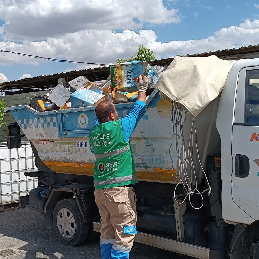 Dönüşümün Kalbi Haliliye❤️ Sıfır Atık Birimimiz, geri dönüşüm çalışmalarını devam ettiriyor.♻️