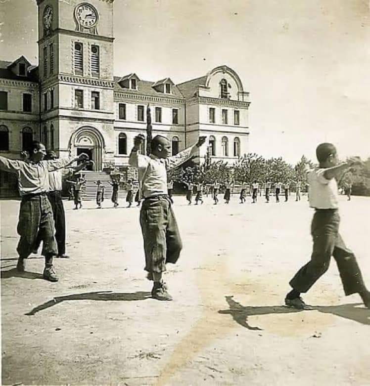 İzmir Kızılçullu ( Şirinyer) köy Enstitüsü bahçesinde harmandalı oyunu.. 1940'lı yıllar...