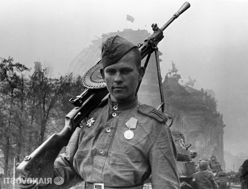 15 мая 1945 года. Пулеметчик Виктор Левин у поверженного рейхстага.
Фотограф: Тимофей Мельник