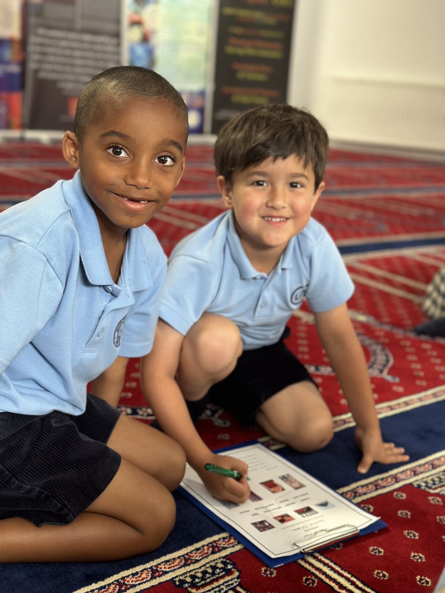 We were very grateful for the warm welcome and enriching experience at #MaidenheadMosque earlier this week. Form 2 pupils immersed themselves in learning about prayer, cleanliness, and the five pillars of Islam. 🕌📚 #InterfaithEducation @UptonHead @UptonHouseSch #UptonForm2