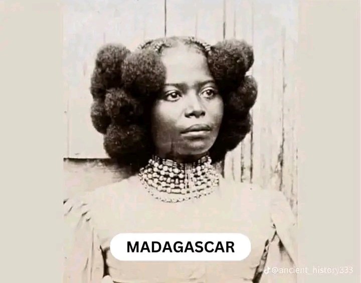 16 AFRICAN HAIRSTYLES BEFORE COLONIAL INFLUENCE 
A THREAD 👇👇👇

1. Madagascar