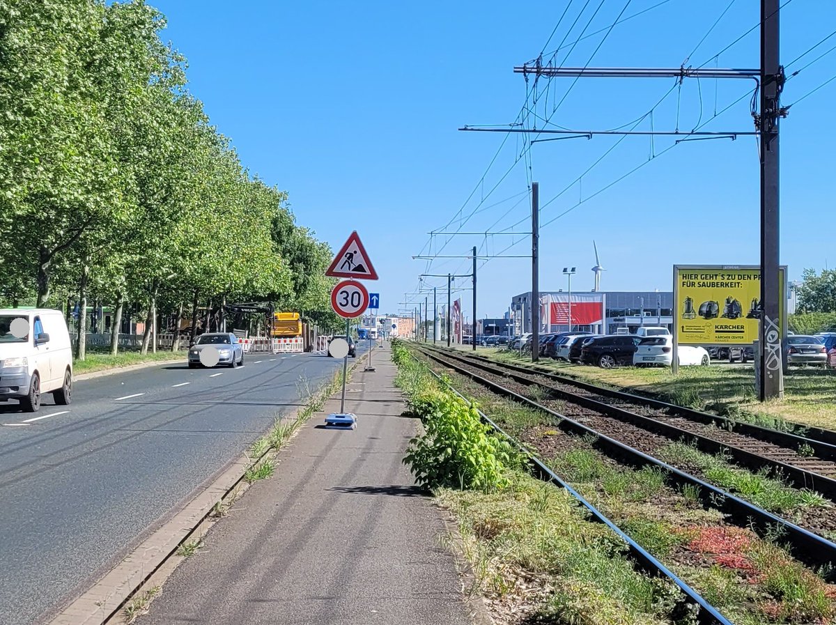 Wieder keine Überleitung auf die Fahrbahn, keine Aufhebung der Benutzungspflicht, aber der Radweg komplett blockiert. Interessiert weder @ottostadt noch @Polizei_MD.

Die Baustelle im Bereich MHKW und die Radfahrt zum Barleber ist auch eine Höllentour. 
(MD-Meldung ist raus.)