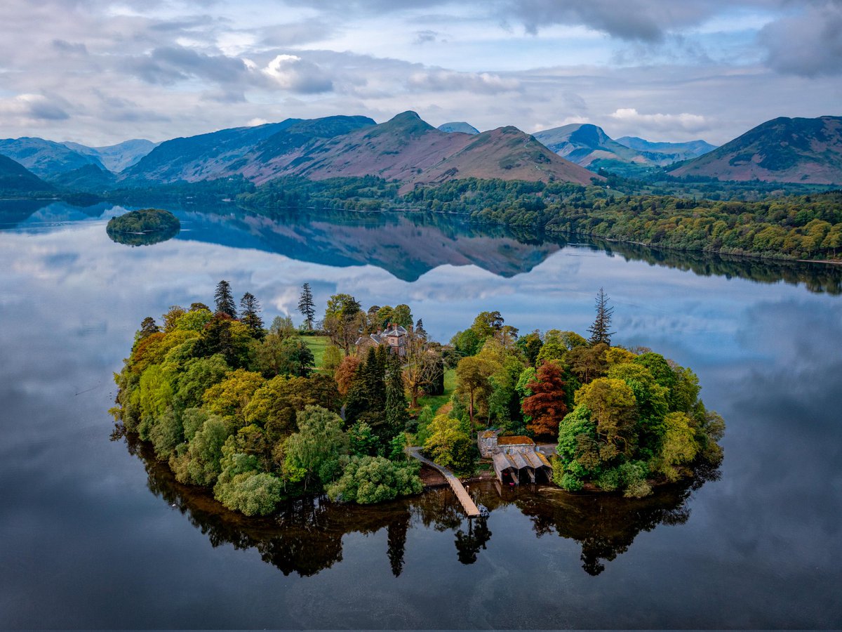 Morning everyone hope you are well. Derwentwater reflections across Derwent Island towards Catbells and beyond. Have a great day. #LakeDistrict @keswickbootco