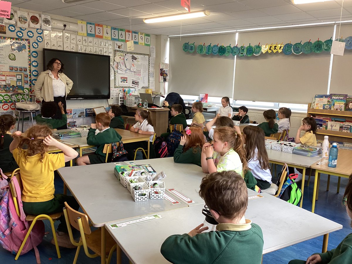 Julie, our local librarian read stories to our Junior & Senior Infants yesterday. She also answered many, many (& many more!) questions about the library and about her own favourite books to read. @kildarelibrary #bookweek