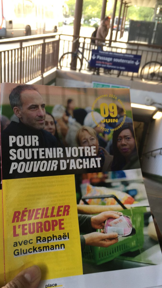 Ce matin à l’entrée du métro Pont de Sèvres à #BoulogneBillancourt pour #ReveillerLEurope avec Raphaël #Glucksmann @rglucks1 @partisocialiste @placepublique_ #RendezVousLe9Juin #Europeennes2024 @PSfederation92 @placepublique92