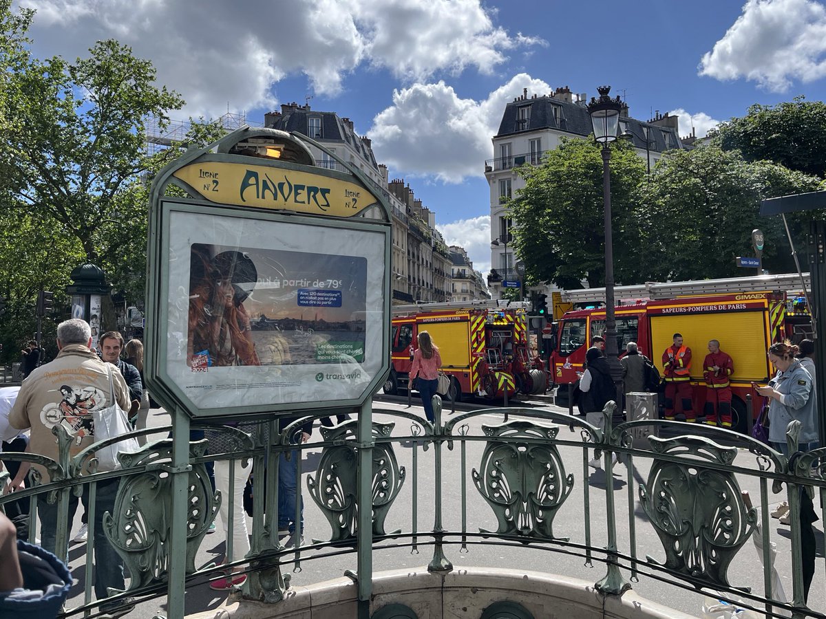iciparisidf's tweet photo. ❌ Transports : Le trafic est interrompu sur la @Ligne2_RATP entre Père-Lachaise et Charles de Gaulle - Etoile en raison d'un accident grave de personne à la station Anvers.
La RATP annonce une reprise du trafic estimée à 13h00. https://t.co/2AvnfdyMZL