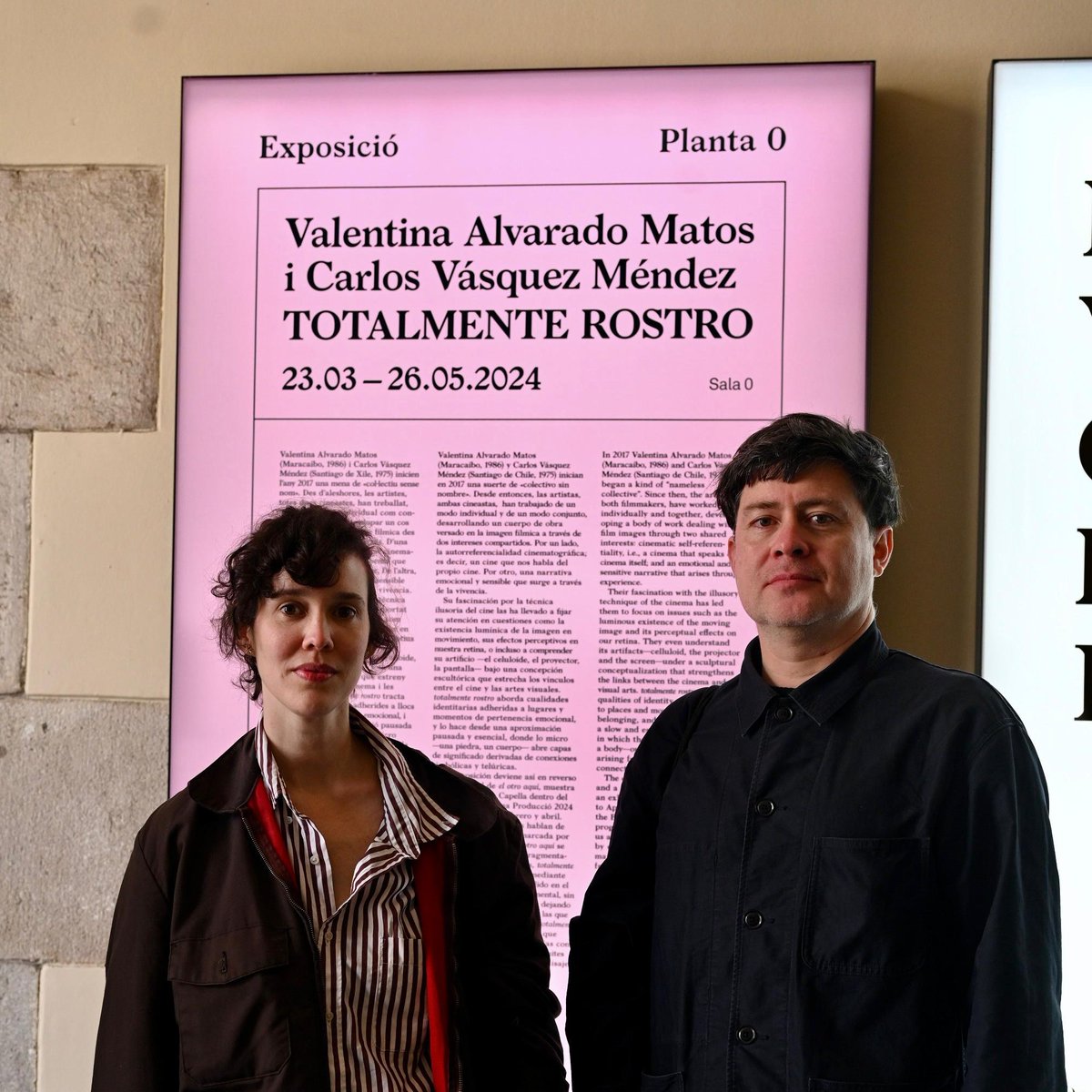 Aquest dissabte 👉🏽 visita guiada amb Valentina Alvarado Matos i Carlos Vásquez Méndez a la seva exposició 🎞️ “totalmente rostro” 🕕 18 h 🔴 Entrada lliure amb Inscripció prèvia: lavirreinaci@bcn.cat #NitDelsMuseusBCN