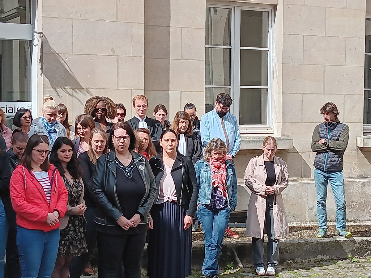 Proc_Compiegne's tweet photo. Ce jour, à 11 heures, les membres du tribunal judiciaire de Compiègne ont rendu hommage à la communauté pénitentiaire

Solidarité sans faille https://t.co/sqlJTiqVzw