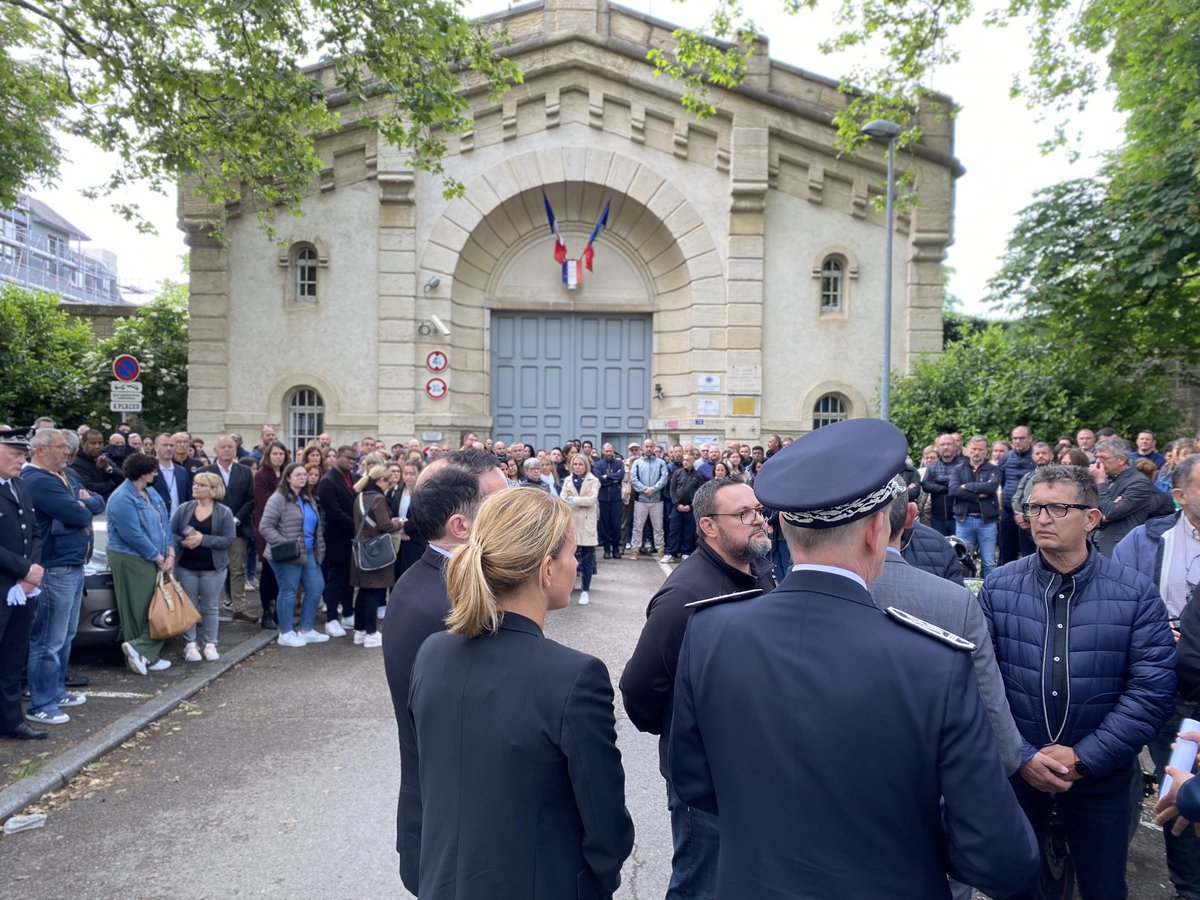 ⚫️🇫🇷 J’étais ce matin à la maison d’arrêt de Dijon aux côtés du personnel pénitentiaire pour rendre hommage à leurs collègues sauvagement abattus hier et leur témoigner de notre reconnaissance collective pour leur engagement. Mes pensées vont aux familles des victimes.