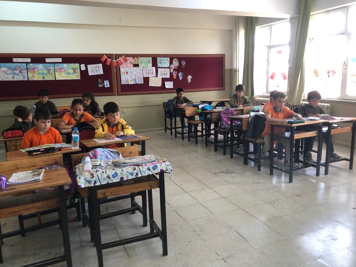 İlçe Milli Eğitim Müdürlüğümüz tarafından yürütülen “Farkımız Okumak Olsun"projesi kapsamında kitap okuma etkinliği 4.Ders saatinde öğretmen ve öğrencilerimizin katılımı ile gerçekleştirildi.