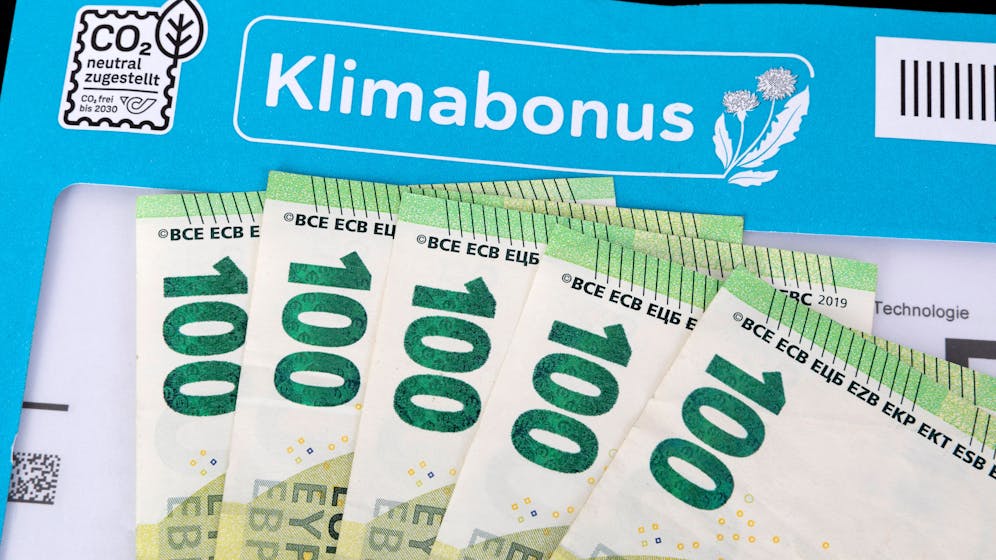 Der Klimabonus steigt im Jahr 2024 auf 145 bis 290€!-Ein teurer Wahlgag der Grünen u.Türkisen! Denn wer zahlt diesen Bonus? Weg mit der unsinnigen CO2-STEUER dann brauchen wir diesen Bonus nicht,der mit einer weiteren Verschuldung finanziert wird!