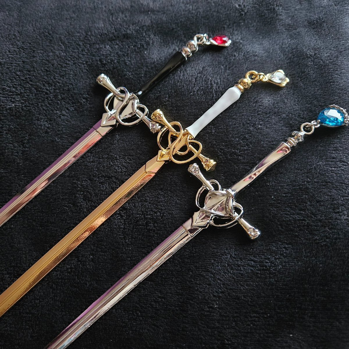 Summer is coming ⚔️

We have the ideal way to keep your hair off your neck and maintain your LARP or fantasy vibes! Sword hair pins available at tabletoptinkering.com

#smallbusiness #fantasy #hairaccessories #sword #dnd #renfaire