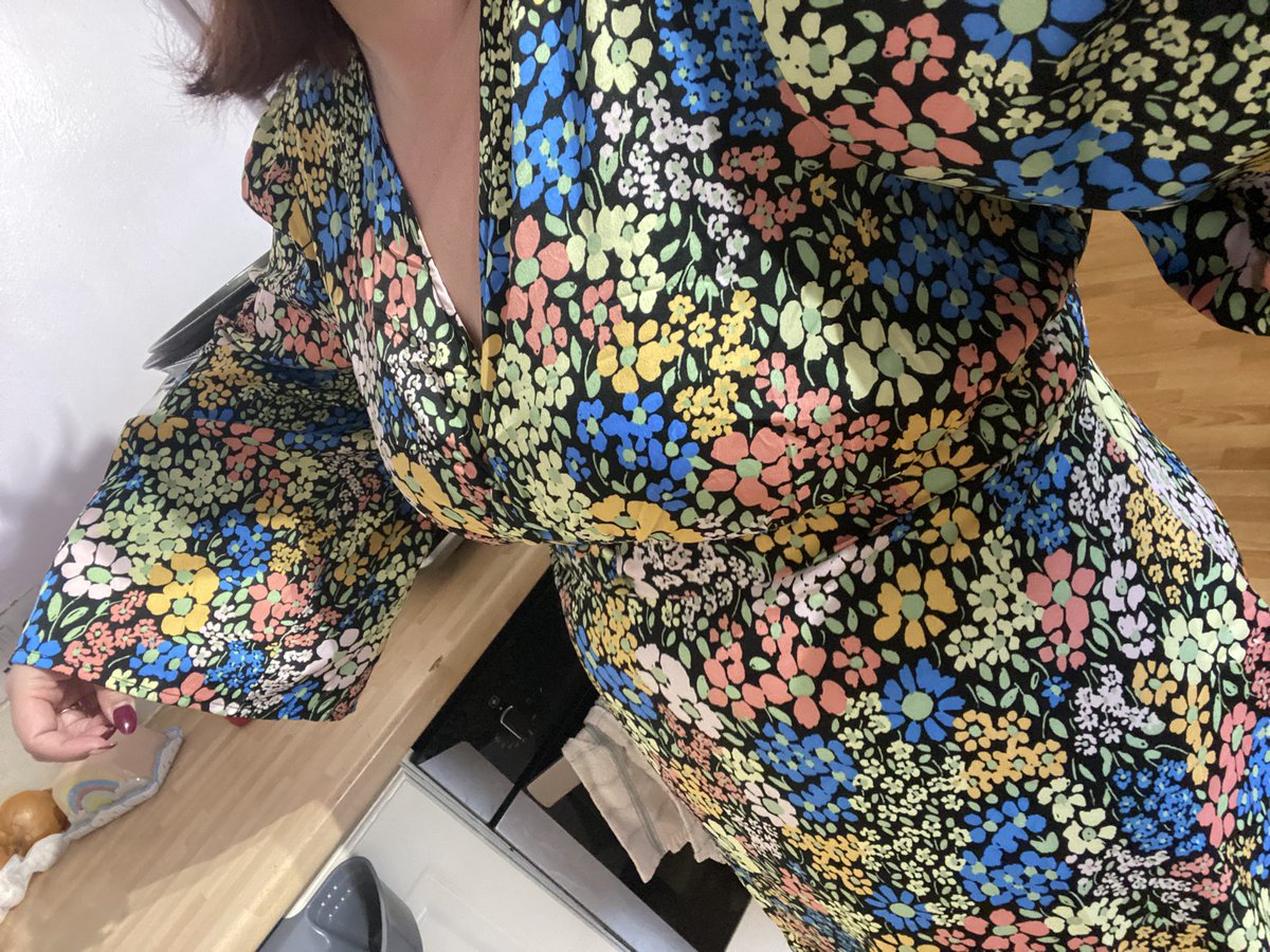 Be honest. Is this dress shite? I feel a bit “70s fancy dress”