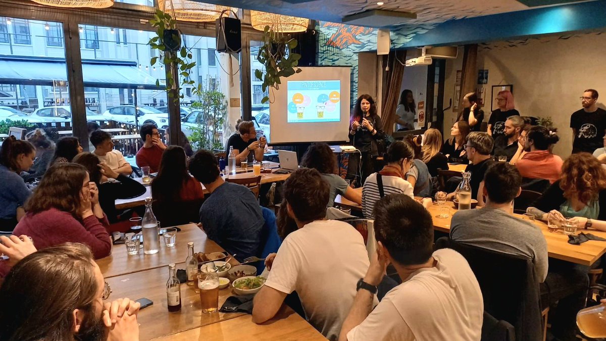 EloScicomm's tweet image. J'étais super contente hier soir de passer la 2eme soirée #pint24 @pintofscienceFR à Lyon! 
J'ai même eu l'honneur de présenter le festival dans ce beau bar !
Bravo l'équipe 👏 
♥️ @lucieboel