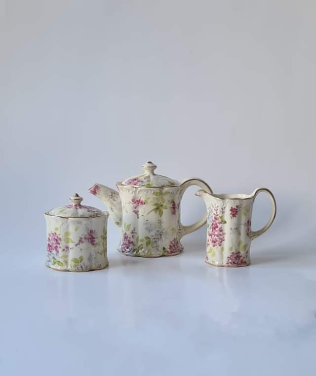 Collectable Curios' item of the day...Regal Pink and Green Floral Teapot, Milk Jug and Sugar Pot x3

collectablecurios.co.uk/product/regal-…

#Regal #Teapot #MilkJug #SugarPot #Collector #Antiquing #ShopVintage #Home #SupportLocal #StGeorgesBelfast #StGeorgesMarket #StGeorgesMarketBelfast