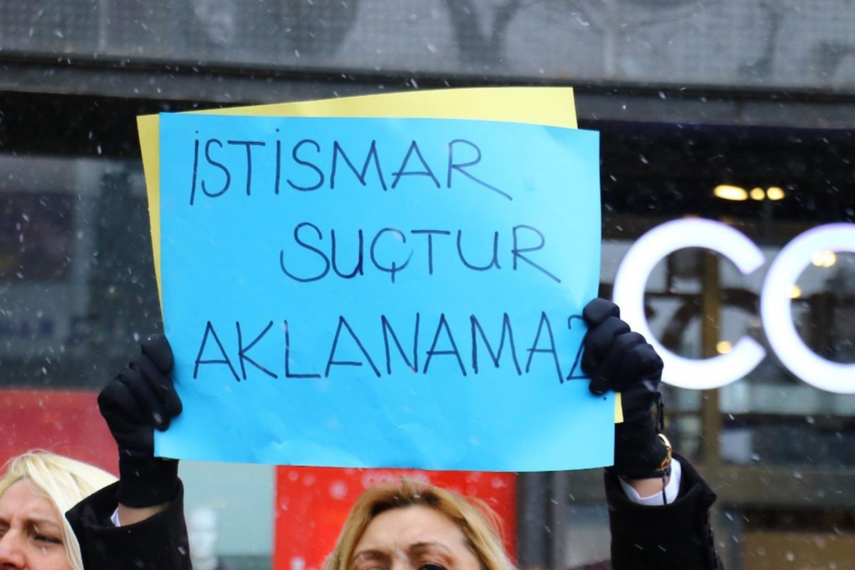 15 kişi çocuğa tecavüz etti, avukat çocuğu suçladı! #ÇocukSusarSenSusma Sultanbeyli'de 13 yaşındaki bir çocuğa 15 kişinin tecavüz ettiği davada, sanık Ali Kılıççı ve Fatih Akman'ın avukatı Gülsün Doygun'un, çocuğun okuldaki etek boyunu gündeme getirdiği ve kimliğini kamuoyuyla