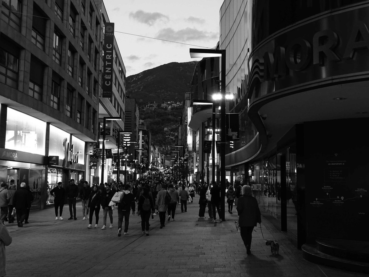 Comerç...Andorra #andorralavella #valira #escaldes #andorra #principatdandorra #païsoscatalans #catalunya #landscapephotography #landscape #landscapes #landscape_captures #landscape_lovers #streetstyle #streetsphotography #street #bnw #bnwphotography #bnwmood #bnw_greatshots