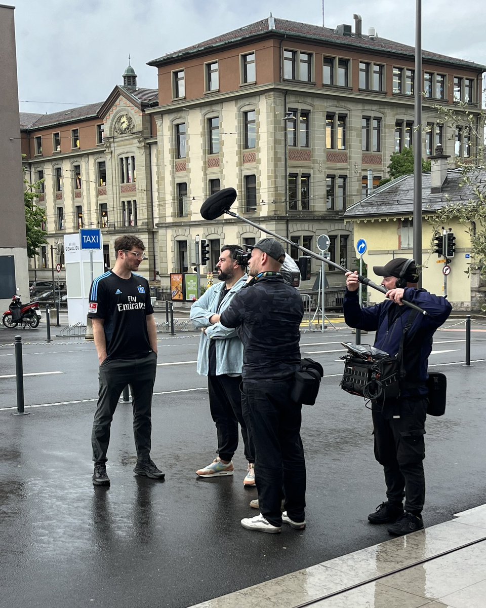 Auch ein #HSV -Fan hat sich auf den Weg nach Lausanne gemacht, um Mario #Vuskovic moralisch zu unterstützen.
@mopo_sport