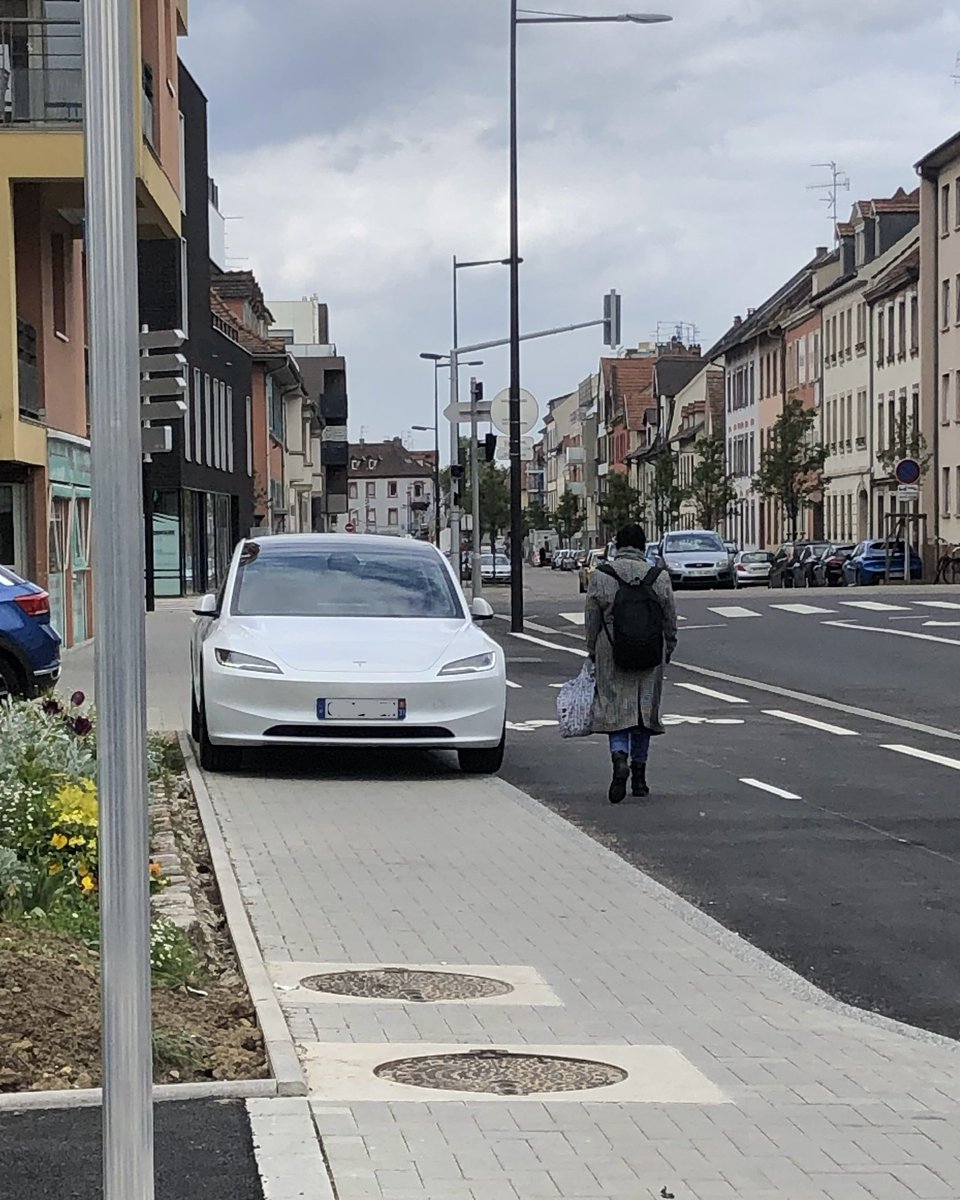 «Moi ce qui m’anime, c’est l’écologie, sauver la planète en roulant électrique. Les piétons ? Je m’en fous»

📍 Rue des Ducs

R417-11 Stationnement très gênant, amende de 4ème classe, 135€

#GCUM #Cronenbourg #Strasbourg #ImpunitéAutomobile
