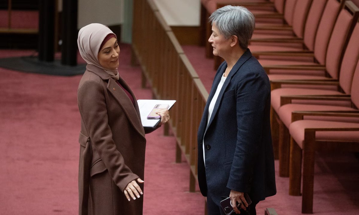 A picture tells a 1000 words. Complicit @SenatorWong who chose to starve #Palastinians in their greatest hour of need, because she could, using her considerable power to try and stop @SenatorPayman from standing against a #GenocidebyIsrael Fatima showing great courage in