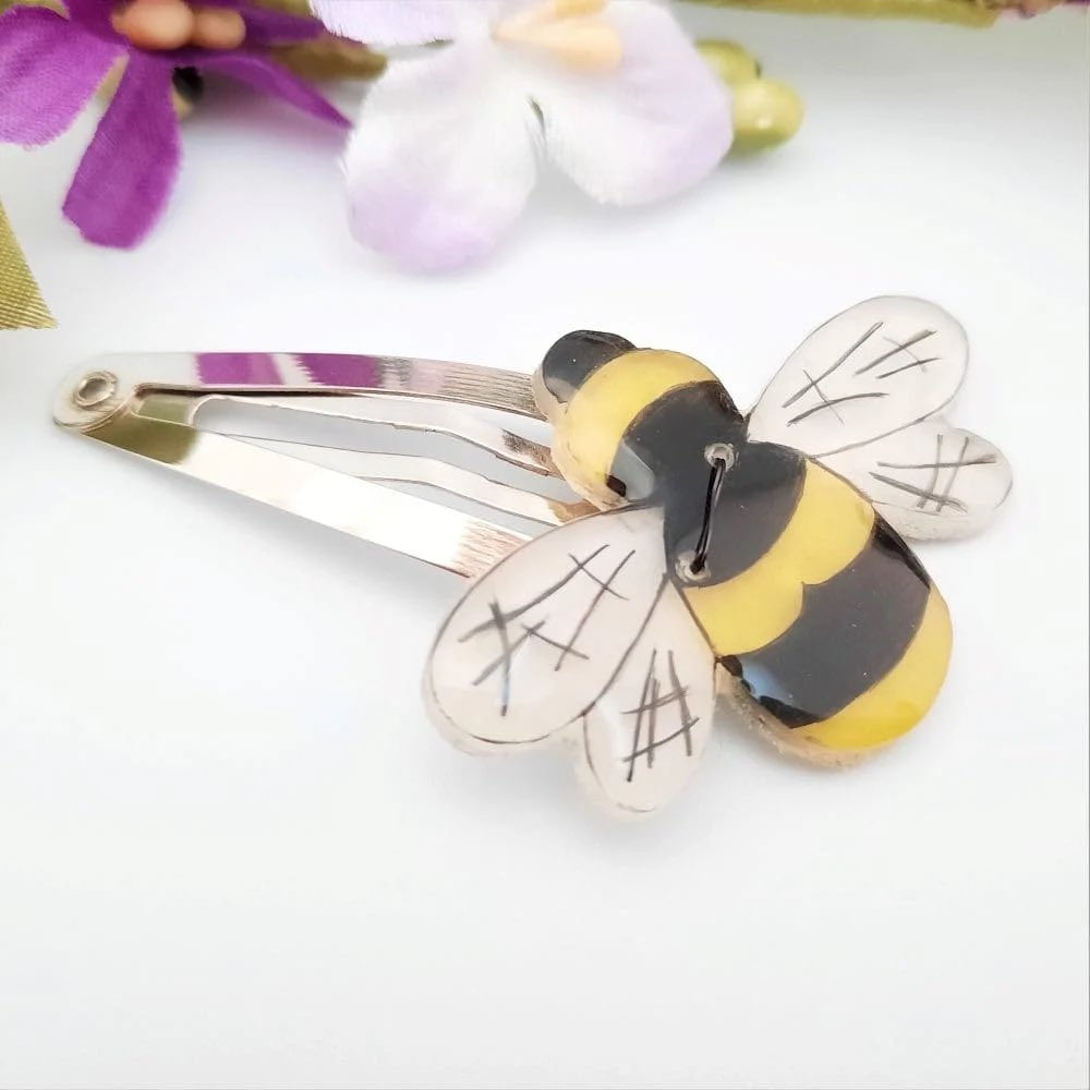 These Bee Clips would look great in your hair on a summers day handmade by @Cheryls_Jewels Cute Bee Snap Hair Clip thebritishcrafthouse.co.uk/product/cute-b… #CGArtisans #bees
