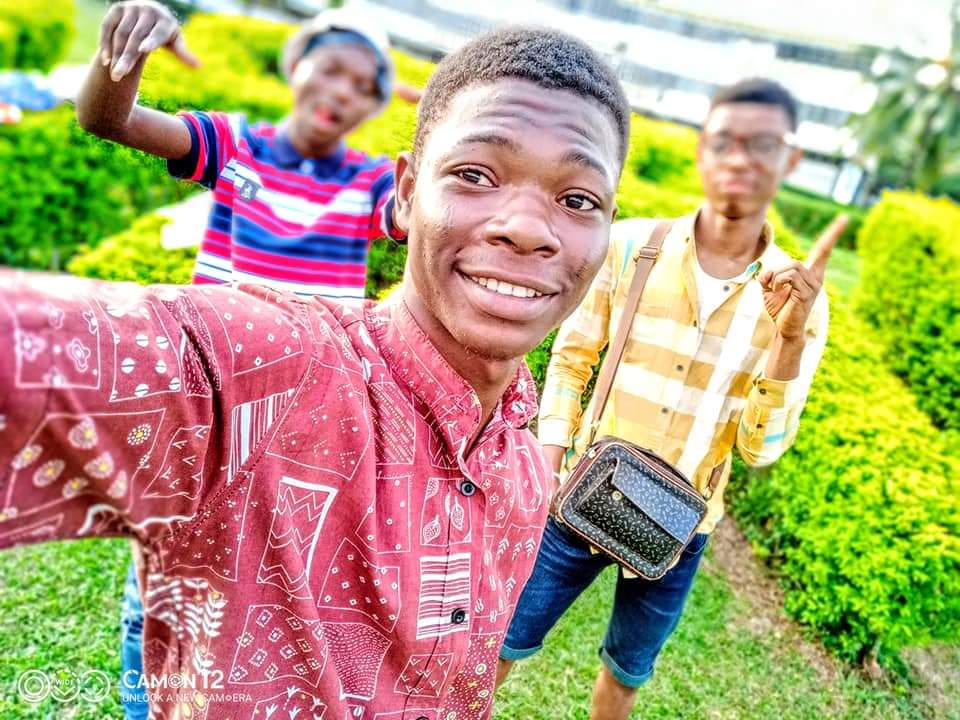 FYB CHALLENGE D15

A picture of me at the end of year 1: 
(L_R: Youngbee, Me, Irock)

#AnimalHealthTechnologistsInView
#AnimalHealth
#Finalists
#FinalYearBrethren
#fyb