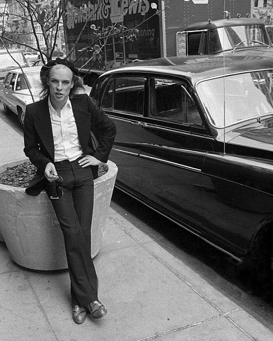 A big Happy Birthday to Brian Eno, musical pioneer, innovator and one of rock, pop and electronica’s most influential artists, born #OnThisDay in 1948. 

📷 Waring Abbott, New York, July 1974. 

#electronica @NewWaveAndPunk
#RoxyMusic #Eno