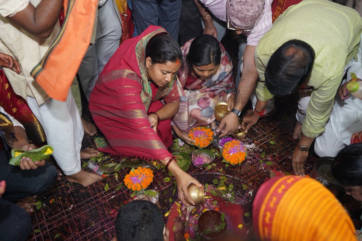 LaxmiRajwade21's tweet image. झारखण्ड राज्य के देवघर में स्थित प्रसिद्ध #बैद्यनाथ_धाम में पहुंचकर 12 ज्योतिर्लिंगों में से एक श्री बैद्यनाथ ज्योतिर्लिंग और बाबा बासुकिनाथ जी का दर्शन कर समस्त देशवासियों के अच्छे स्वास्थ्य और खुशहाल जीवन की कामना की।

#devghar 
#bababaidyanathdham 
#laxmihaitokhushiyahai