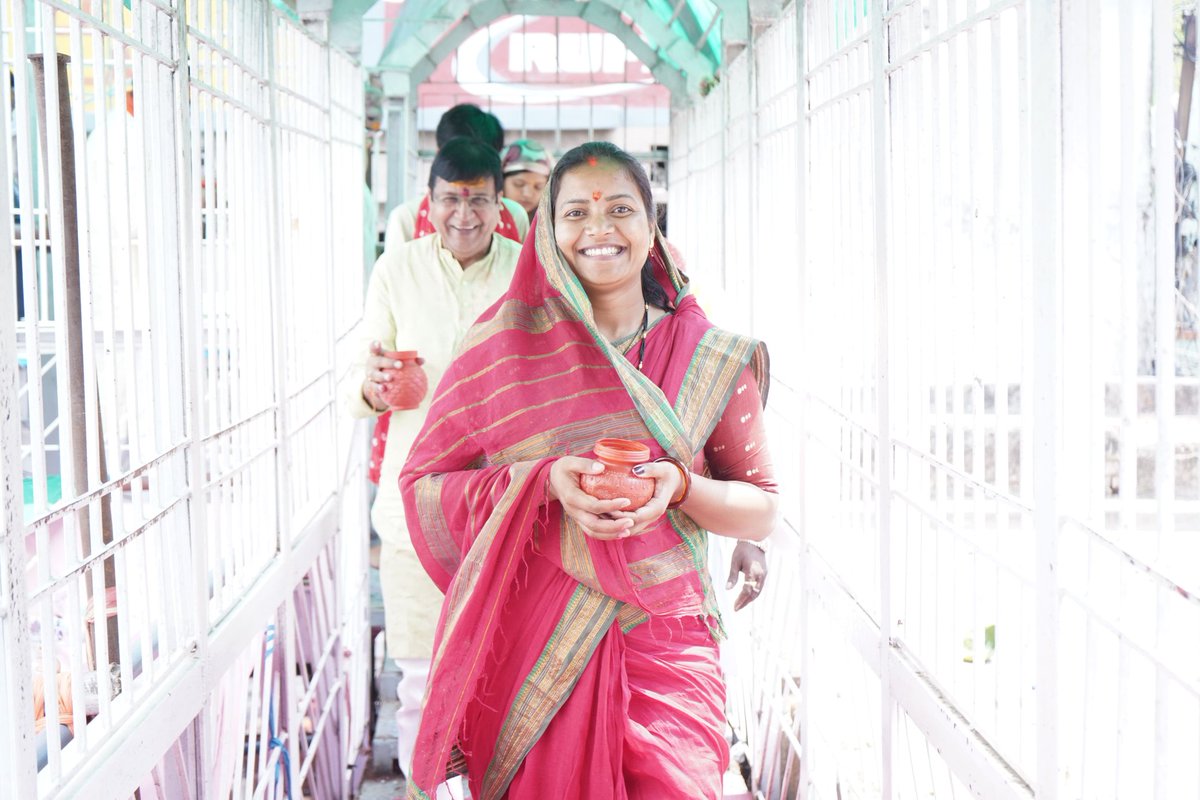 LaxmiRajwade21's tweet image. झारखण्ड राज्य के देवघर में स्थित प्रसिद्ध #बैद्यनाथ_धाम में पहुंचकर 12 ज्योतिर्लिंगों में से एक श्री बैद्यनाथ ज्योतिर्लिंग और बाबा बासुकिनाथ जी का दर्शन कर समस्त देशवासियों के अच्छे स्वास्थ्य और खुशहाल जीवन की कामना की।

#devghar 
#bababaidyanathdham 
#laxmihaitokhushiyahai