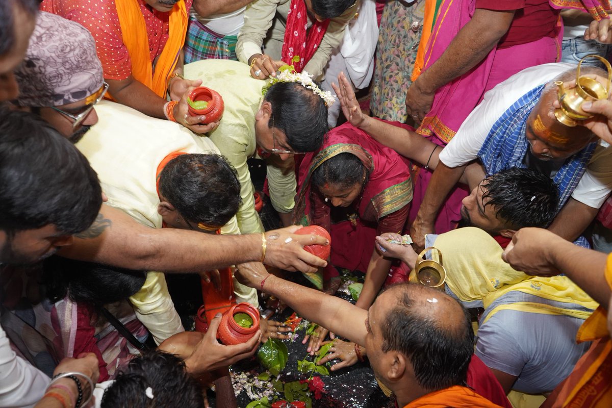 LaxmiRajwade21's tweet image. झारखण्ड राज्य के देवघर में स्थित प्रसिद्ध #बैद्यनाथ_धाम में पहुंचकर 12 ज्योतिर्लिंगों में से एक श्री बैद्यनाथ ज्योतिर्लिंग और बाबा बासुकिनाथ जी का दर्शन कर समस्त देशवासियों के अच्छे स्वास्थ्य और खुशहाल जीवन की कामना की।

#devghar 
#bababaidyanathdham 
#laxmihaitokhushiyahai